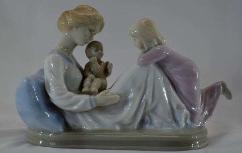 LLADRO STYLE NEW ARRIVAL BEAUTIFUL MOTHER AND FAMILY FIGURINE BY PAUL SEBASTIAN  - from SUEZYT
