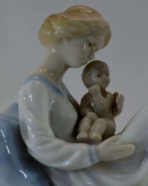 LLADRO STYLE NEW ARRIVAL BEAUTIFUL MOTHER AND FAMILY FIGURINE BY PAUL SEBASTIAN  - from SUEZYT