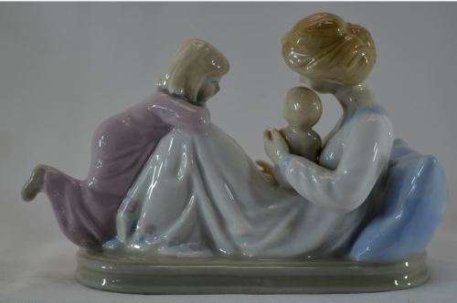 LLADRO STYLE NEW ARRIVAL BEAUTIFUL MOTHER AND FAMILY FIGURINE BY PAUL SEBASTIAN  - from SUEZYT