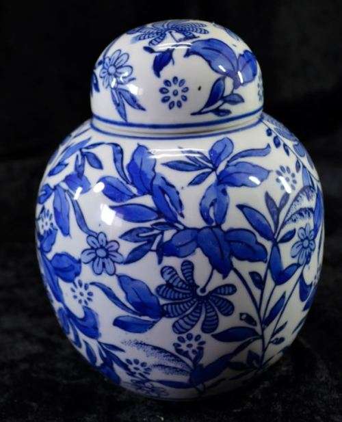 ORIENTAL STYLE - LOTS OF FLOWERS ON A BLUE AND WHITE GINGER JAR - from SUEZYT
