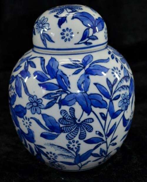 ORIENTAL STYLE - LOTS OF FLOWERS ON A BLUE AND WHITE GINGER JAR - from SUEZYT