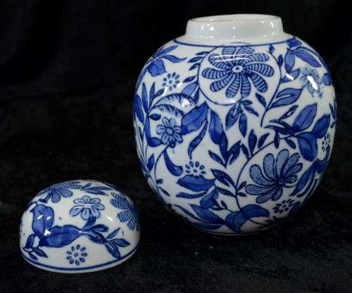ORIENTAL STYLE - LOTS OF FLOWERS ON A BLUE AND WHITE GINGER JAR - from SUEZYT