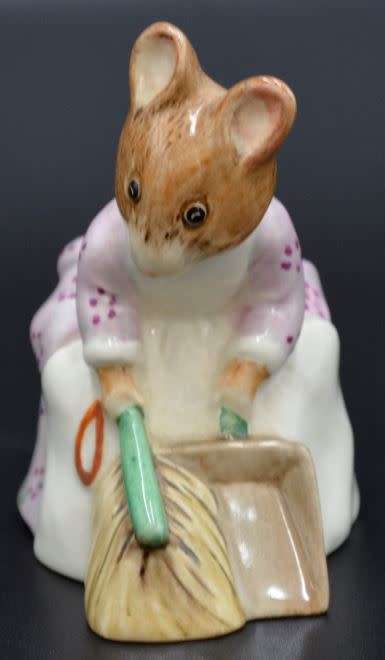 BEATRIX POTTER MOUSE HUNCA MUNCA SWEEPING - from SUEZYT