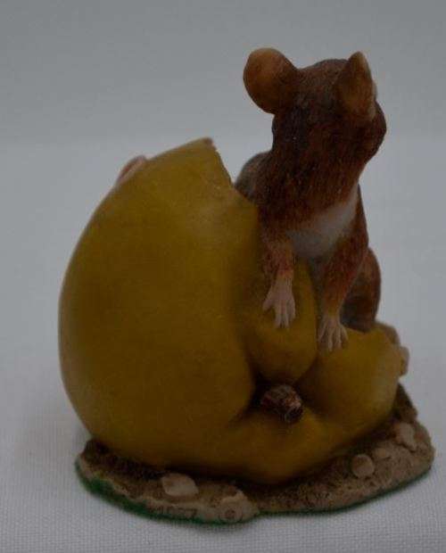 MOUSE WITH AN APPLE FIGURINE - from SUEZYT