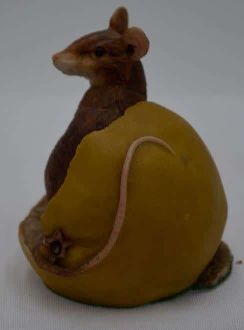 MOUSE WITH AN APPLE FIGURINE - from SUEZYT