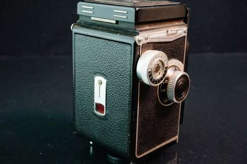 Yashica A 120 Film TLR Camera with Yashikor 80mm F3.5 lens  **Great Condition **