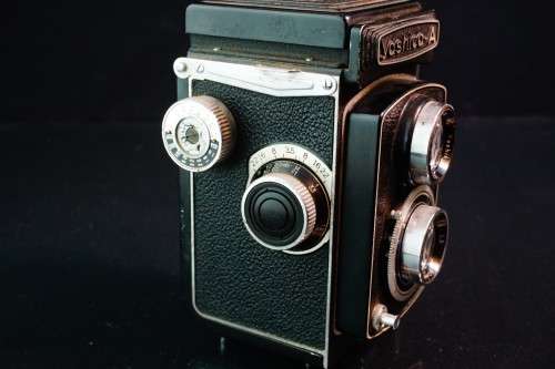 Yashica A 120 Film TLR Camera with Yashikor 80mm F3.5 lens  **Great Condition **