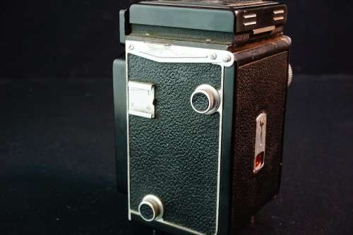 Yashica A 120 Film TLR Camera with Yashikor 80mm F3.5 lens  **Great Condition **