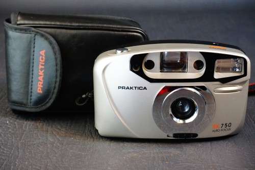 Praktica AK750 Auto Focus 35mm Point and Shoot Camera with Case  **Good Condition**