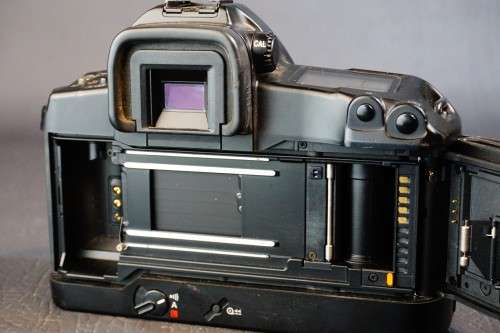 Canon EOS 3 35mm SLR Film Camera Body with Eye Focus Control **Fungus in Viewfinder**