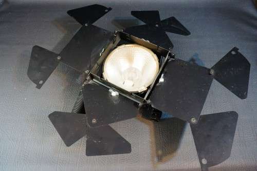 Lowel O1-101 Omni-Ligh With Barn Doors 650 Max Watts, Bulb Included **Great Condition**