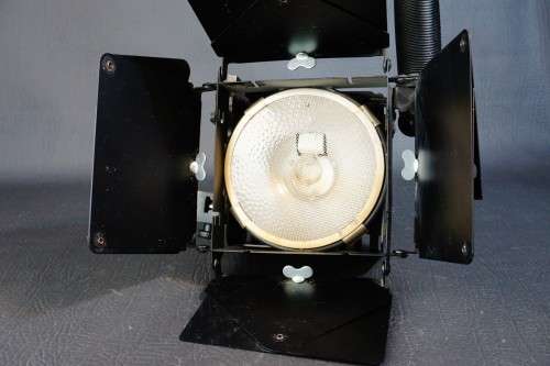 Lowel O1-101 Omni-Ligh With Barn Doors 650 Max Watts, Bulb Included **Great Condition**