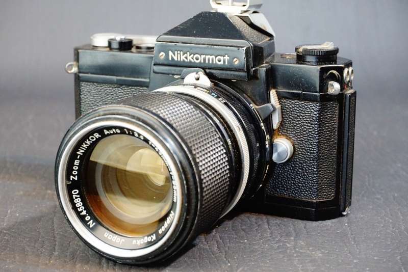 Black Nikon Nikkormat 35mm SLR Camera with Nikkor 43-86mm F3.5 Lens  **Good Condition**