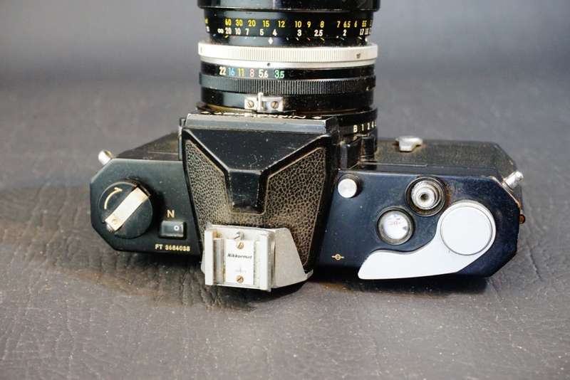 Black Nikon Nikkormat 35mm SLR Camera with Nikkor 43-86mm F3.5 Lens  **Good Condition**