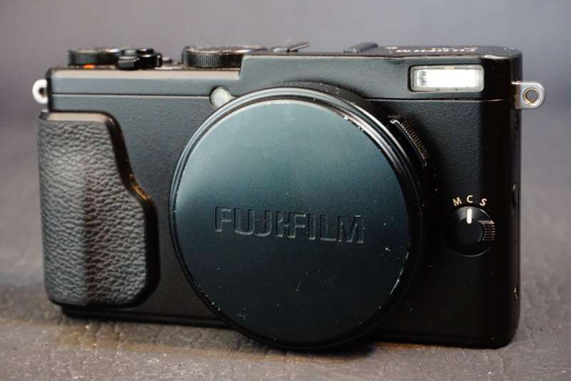 Fujifilm X70 16.3mp Digital Compact Camera with Fuji 18.5mm F2.8 Lens **Good Condition**