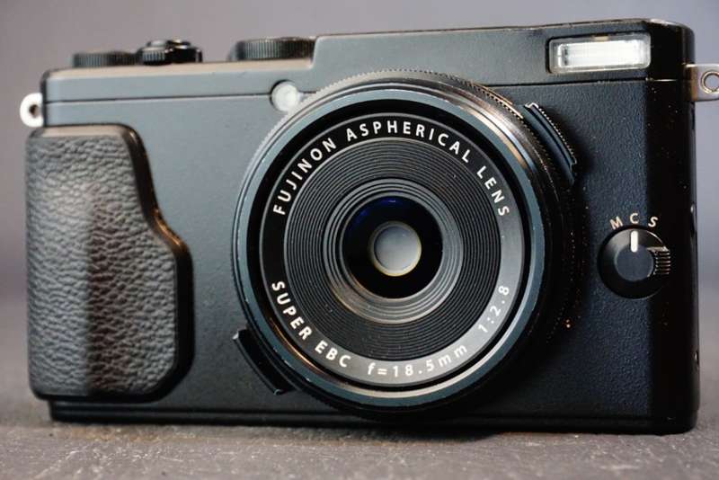Fujifilm X70 16.3mp Digital Compact Camera with Fuji 18.5mm F2.8 Lens **Good Condition**