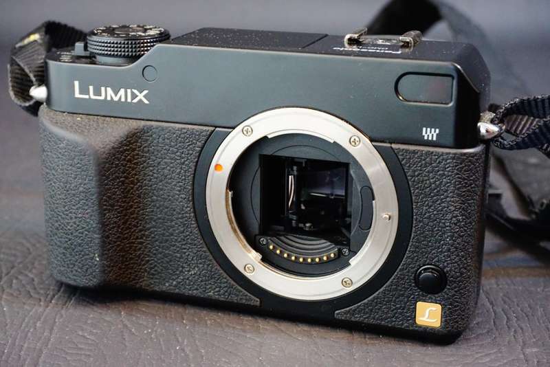 Panasonic Lumix DMC-L1 DSLR 7.5MP Live MOS 4/3 Four Thirds Camera with Zuiko 14-42mm Lens