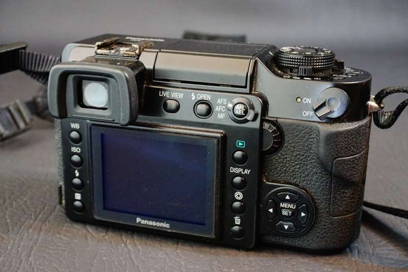 Panasonic Lumix DMC-L1 DSLR 7.5MP Live MOS 4/3 Four Thirds Camera with Zuiko 14-42mm Lens