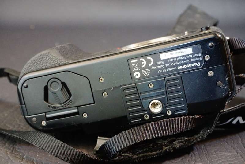 Panasonic Lumix DMC-L1 DSLR 7.5MP Live MOS 4/3 Four Thirds Camera with Zuiko 14-42mm Lens