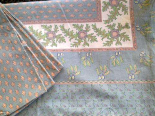 Printed cotton tablecloth in soft green with four matching napkins