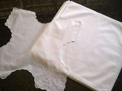 Eleven white cotton dinner serviettes with matching bread warmer