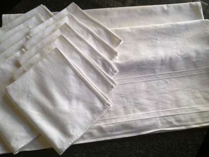 Large vintage cotton Damask tablecloth & 10 serviettes