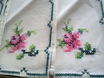 Fourteen embroidered lunch napkins