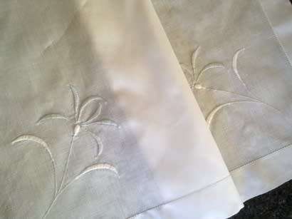 Vintage fine white linen small tablecloth/centre piece 76cm