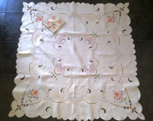 Beautiful Madeira linen tablecloth & 4 napkins