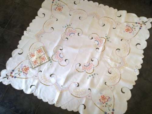 Beautiful Madeira linen tablecloth & 4 napkins
