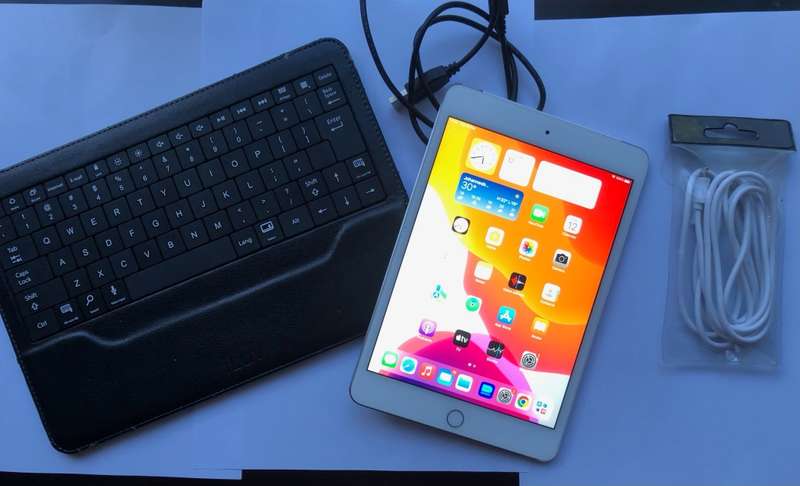 Apple iPad Mini4 WiFi & Cellular 128Gb with iLuv bluetooth keyboard and chargers