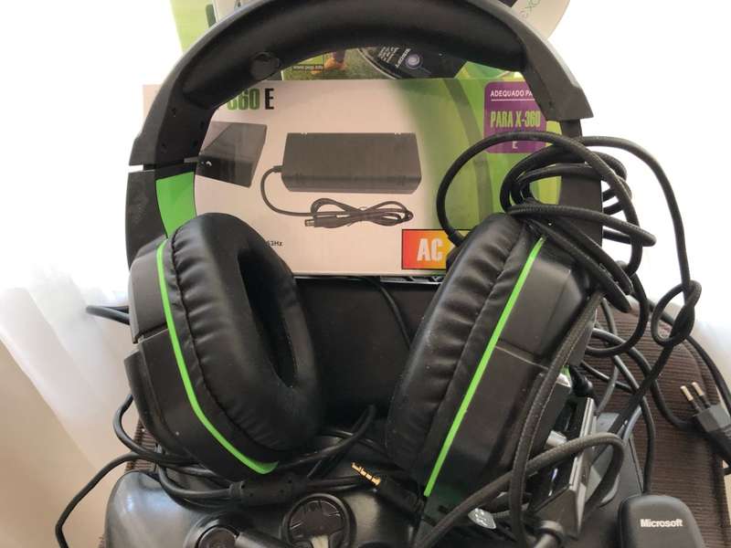 ***Selling as non-functional*** XBOX 360 CONSOLE, 3 X GAMES, 3 X ORIGINAL MS WIRELESS CONTROLLERS