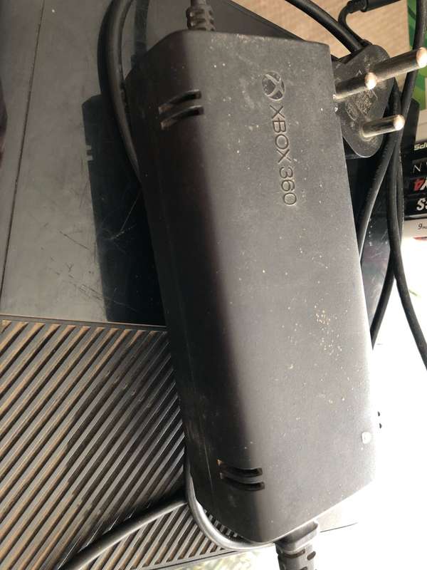ORIGINAL XBOX360 BUNDLE (3xoriginal controllers, 7xgames, 1xpower supply, 1xnon-functional console)
