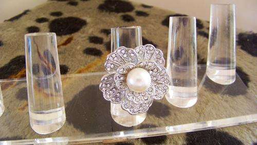 GORGEOUS GORGEOUS!! Adjustable Flower ring with stones & pearl in the centre!!!