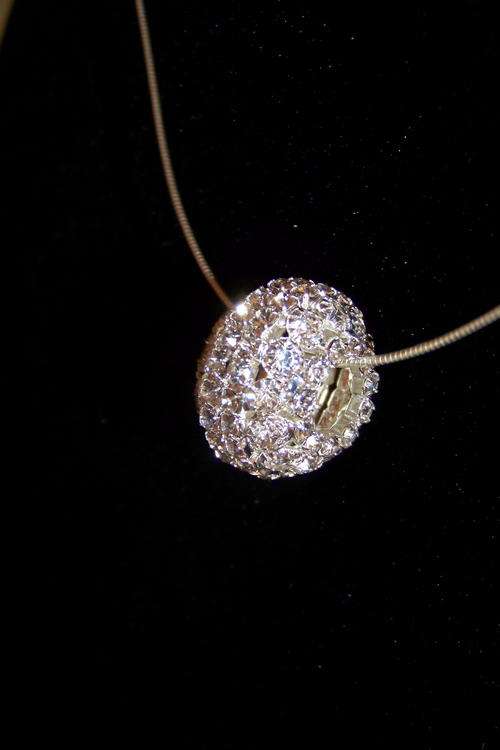 Lovely Round diamante pendant!!!