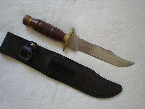 VINTAGE WASP STAINLESS STEEL SERRATED HUNTING KNIFE WITH BRASS & WOODEN HANDLE + LEATHER SHEATH