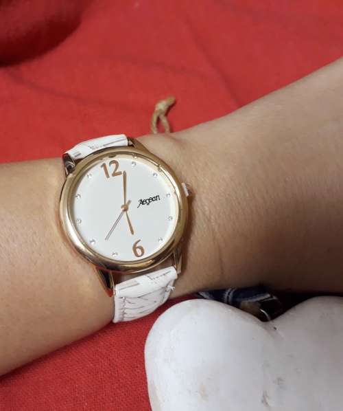 Elegant Cream & Gold Quartz Watch
