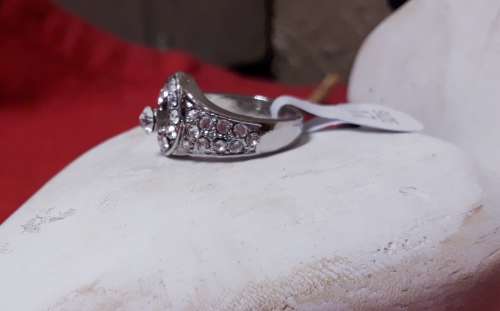 Elegant Silver WhiteTopaz Ring