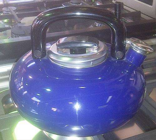 BLUE ENAMEL 2.3L KETTLE WITH WHISTLE (Suitable for use on gas hobs)