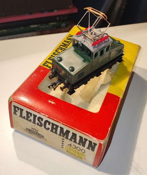 Fleischmann H0 4300 electric locomotive E 69 02 DB Ep. III Pauline green