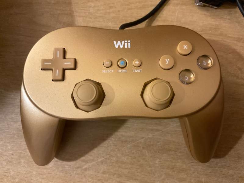 GoldenEye 007 Wii Limited Edition with gold Classic Controller Pro - Complete in box