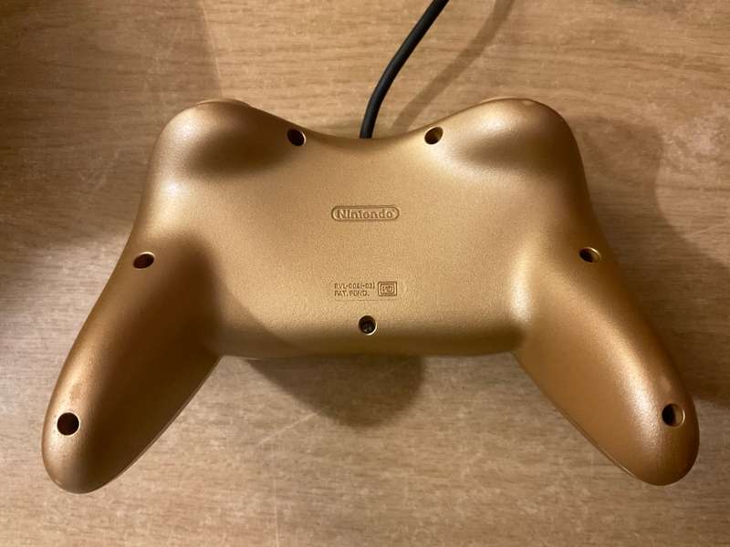 GoldenEye 007 Wii Limited Edition with gold Classic Controller Pro - Complete in box