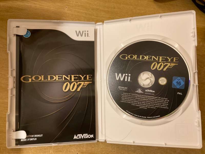 GoldenEye 007 Wii Limited Edition with gold Classic Controller Pro - Complete in box