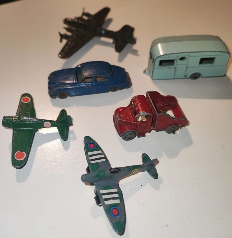 6 Vintage die cast toys. 3 Matchbox vehicles and 3 Tootsietoy planes.