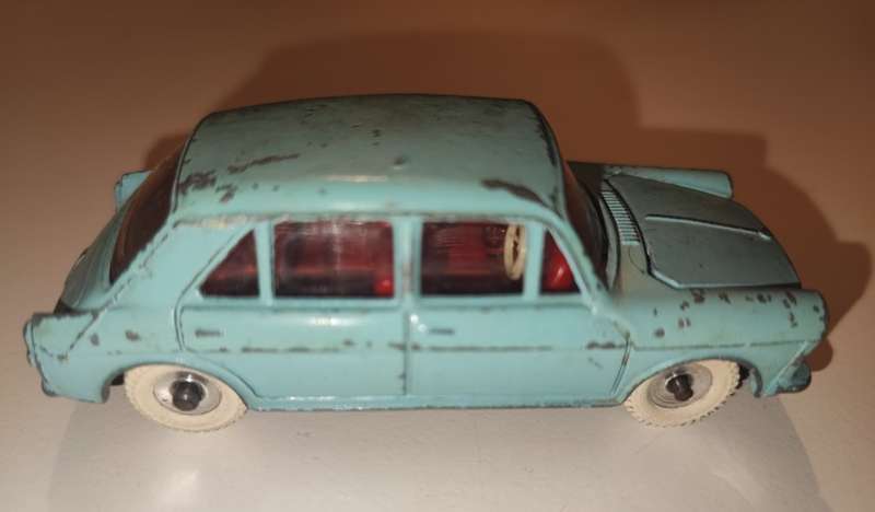 Dinky Toys die cast Morris 1100