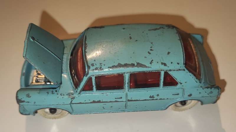 Dinky Toys die cast Morris 1100
