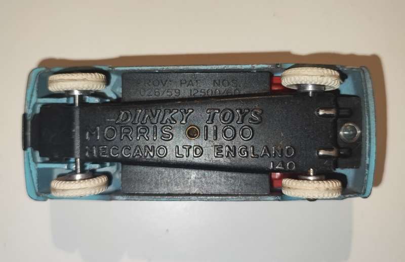 Dinky Toys die cast Morris 1100