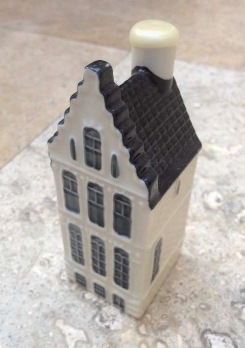 SEALED BLUE DELFT'S KLM BOLS HOUSE (NO 52)
