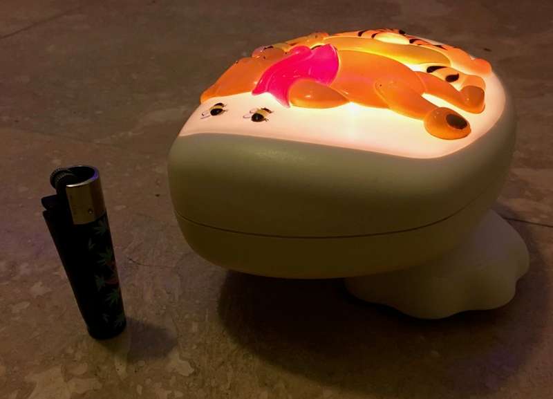 Winnie the Pooh and Tigger Disney Night Light for Baby Crib 1997 , crib mounting disc