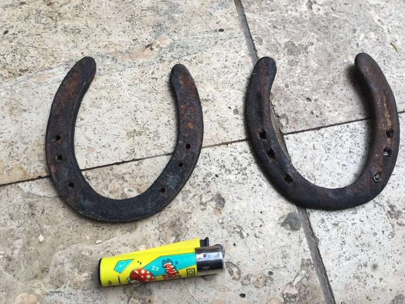 2 old horseshoe , horse shoe
